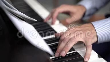 <strong>钢琴音乐</strong>钢琴家手演奏..